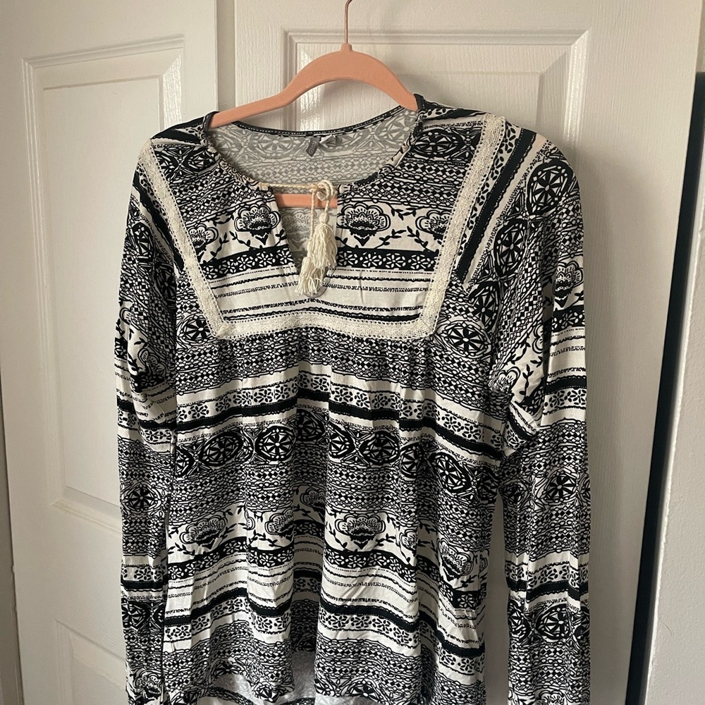 Rip Curl Black and White Patterned Blouse